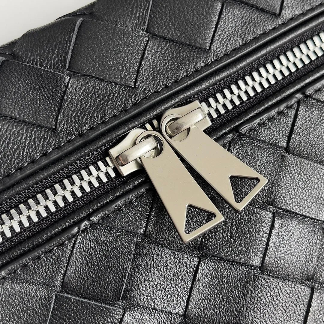 Batch 1360 Bottega Veneta 24 spring and summer woven zipper crossbody bag. A crossbody bag that can be used as a cosmetic bag. The exquisite weaving and compact body are an indispensable accessory for the upcoming summer. The double zipper also better protects the bag. It has a large capacity. If you like it, don’t miss it. Style number: 789109 Size: 22*12.5*5cm